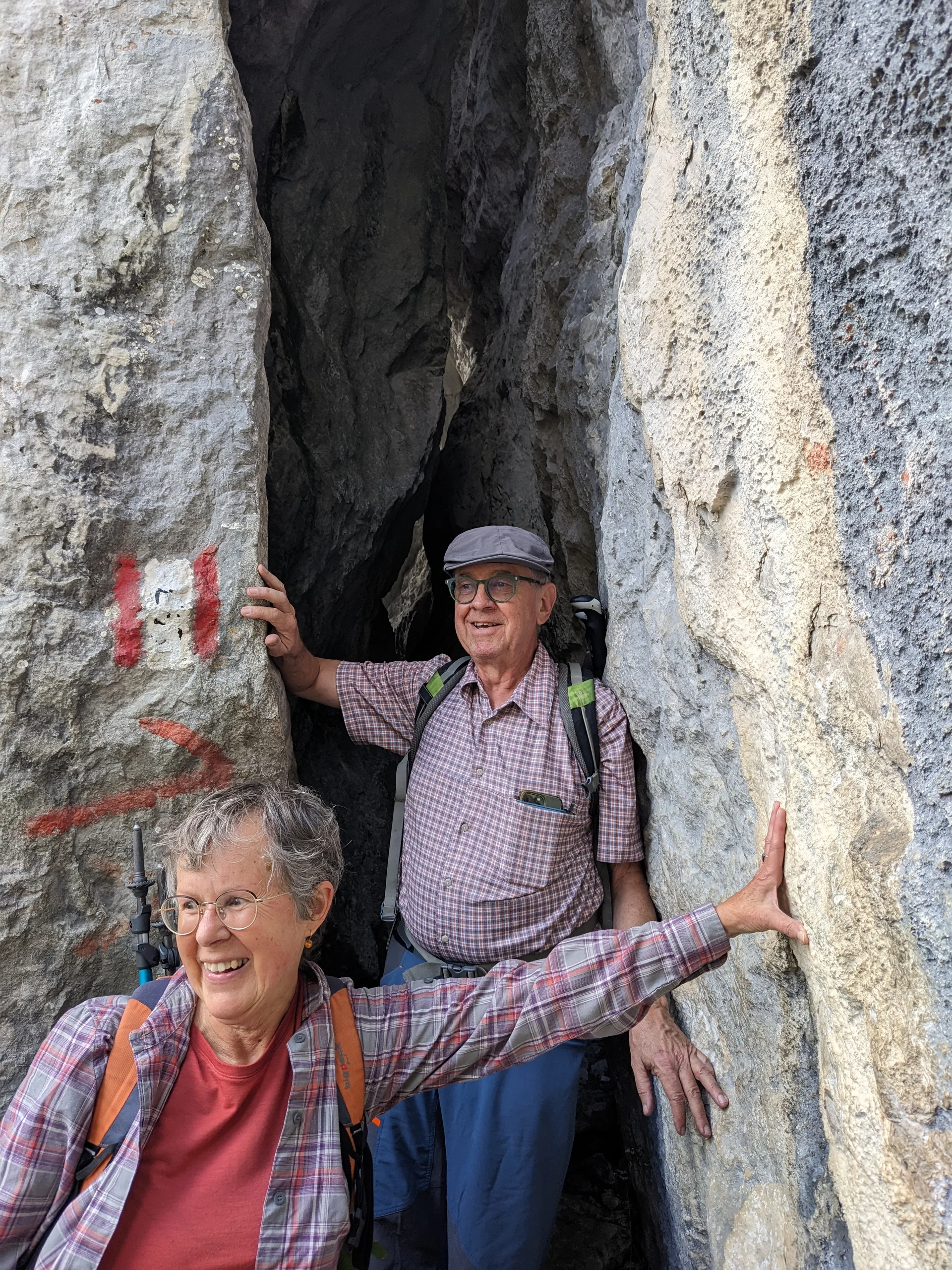 Durch diese enge Gasse führt der Weg | © DAV Augsburg Senioren