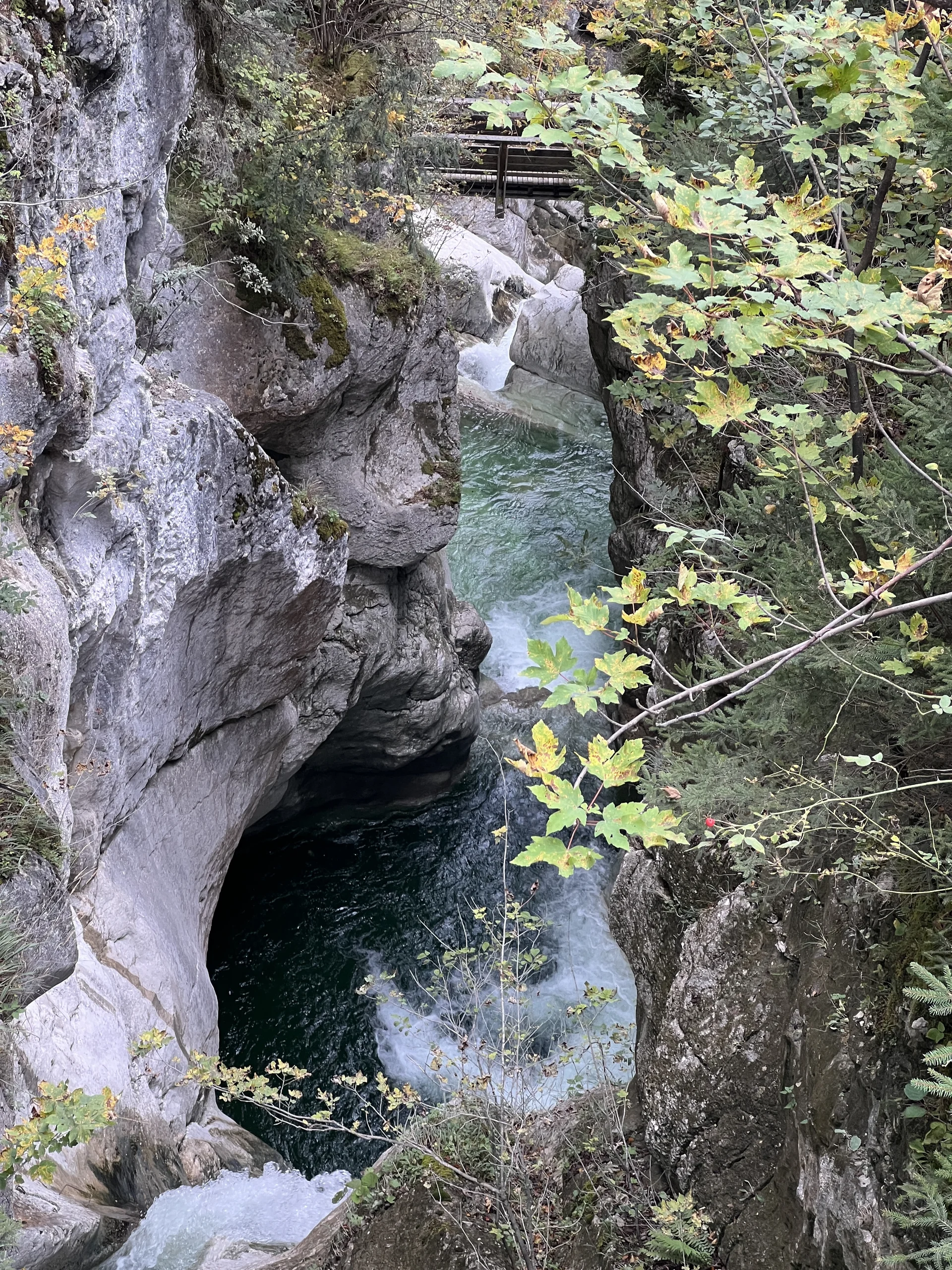 Blick von der Brücke auf den unteren Tatzelwurm-Wasserfall | © DAV Augsburg Senioren