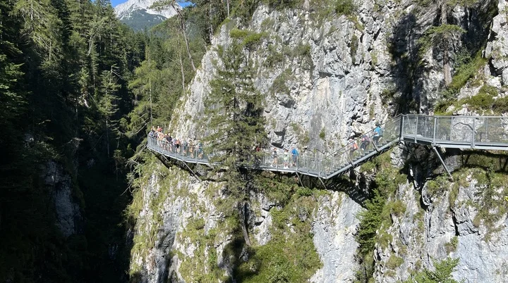 Blick von der Panoramabrücke auf den Weg durch die Leutaschklamm | © DAV Augsburg Senioren
