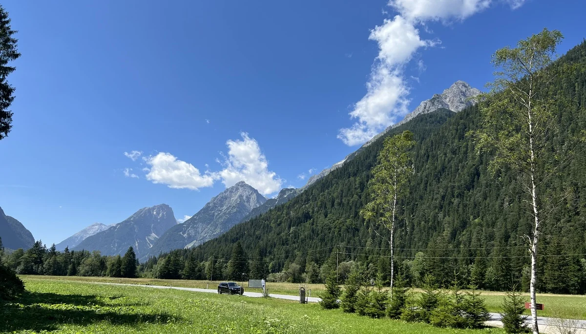Mittagspause im Bärenwirt in Schanz (Leutaschtal) - Blick auf v.l.n.r. Hohe Munde, Gehrenspitze, Öfelekopf und Wettersteinwand | © DAV Augsburg Senioren