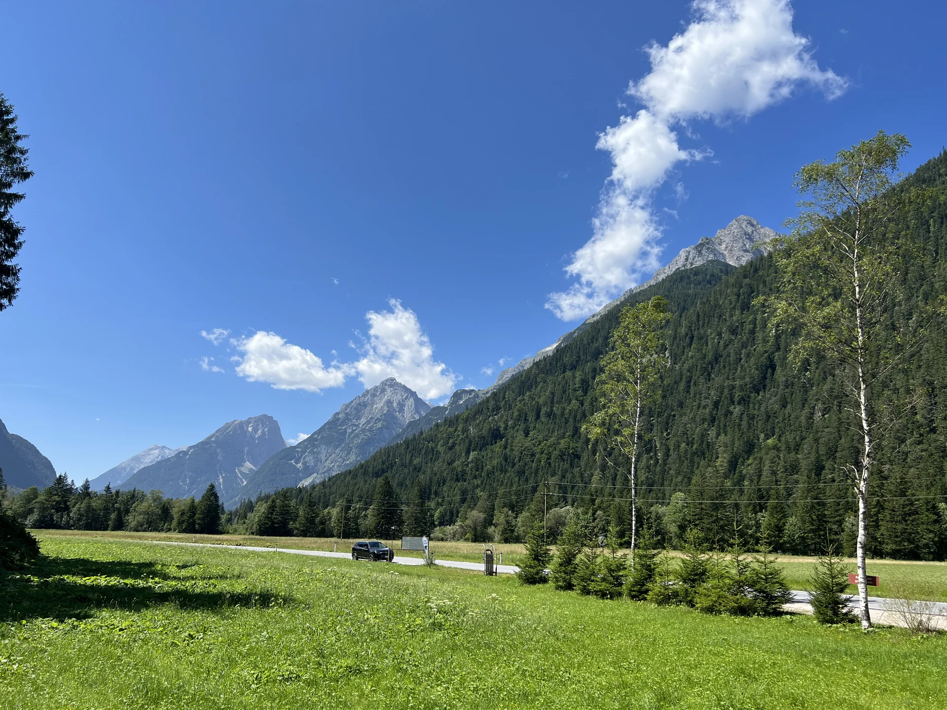 Mittagspause im Bärenwirt in Schanz (Leutaschtal) - Blick auf v.l.n.r. Hohe Munde, Gehrenspitze, Öfelekopf und Wettersteinwand | © DAV Augsburg Senioren