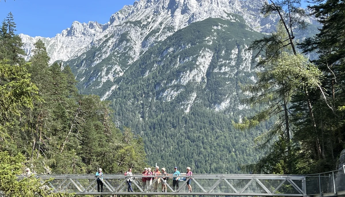 Ein Teil der C-Gruppe auf der Panoramabrücke in der Leutaschklamm | © DAV Augsburg Senioren