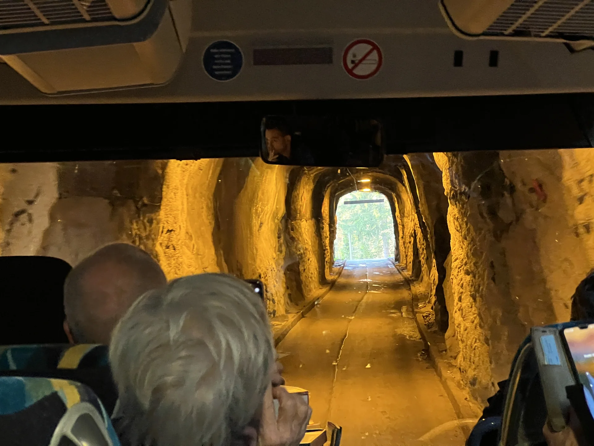 Schmaler Tunnel auf der Tatzelwurmstraße | © DAV Augsburg Senioren