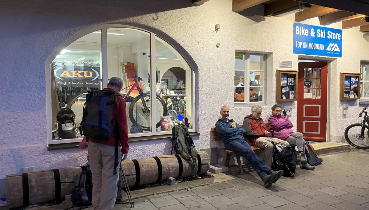  Am Bahnhof Bayrischzell - Warten auf die Regionalbahn | © DAV Augsburg Senioren