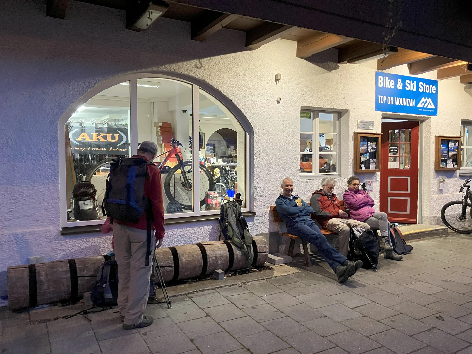  Am Bahnhof Bayrischzell - Warten auf die Regionalbahn | © DAV Augsburg Senioren