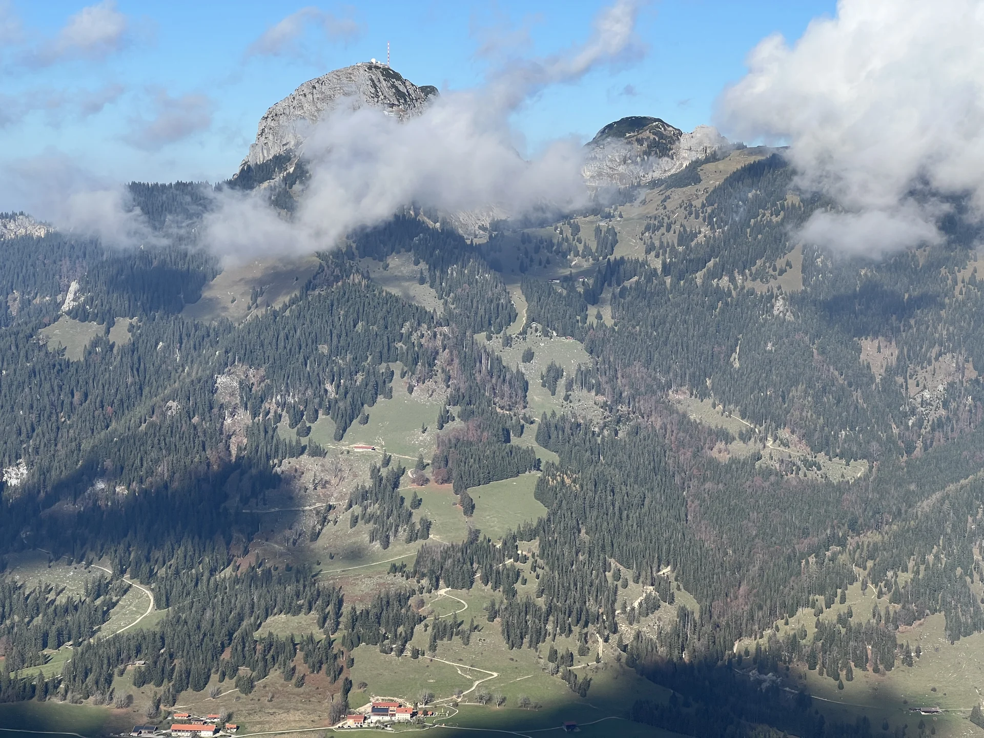 Auf dem Seebergkopf (1.538 m) - Blick auf Bayrischzell und Wendelstein | © DAV Augsburg Senioren