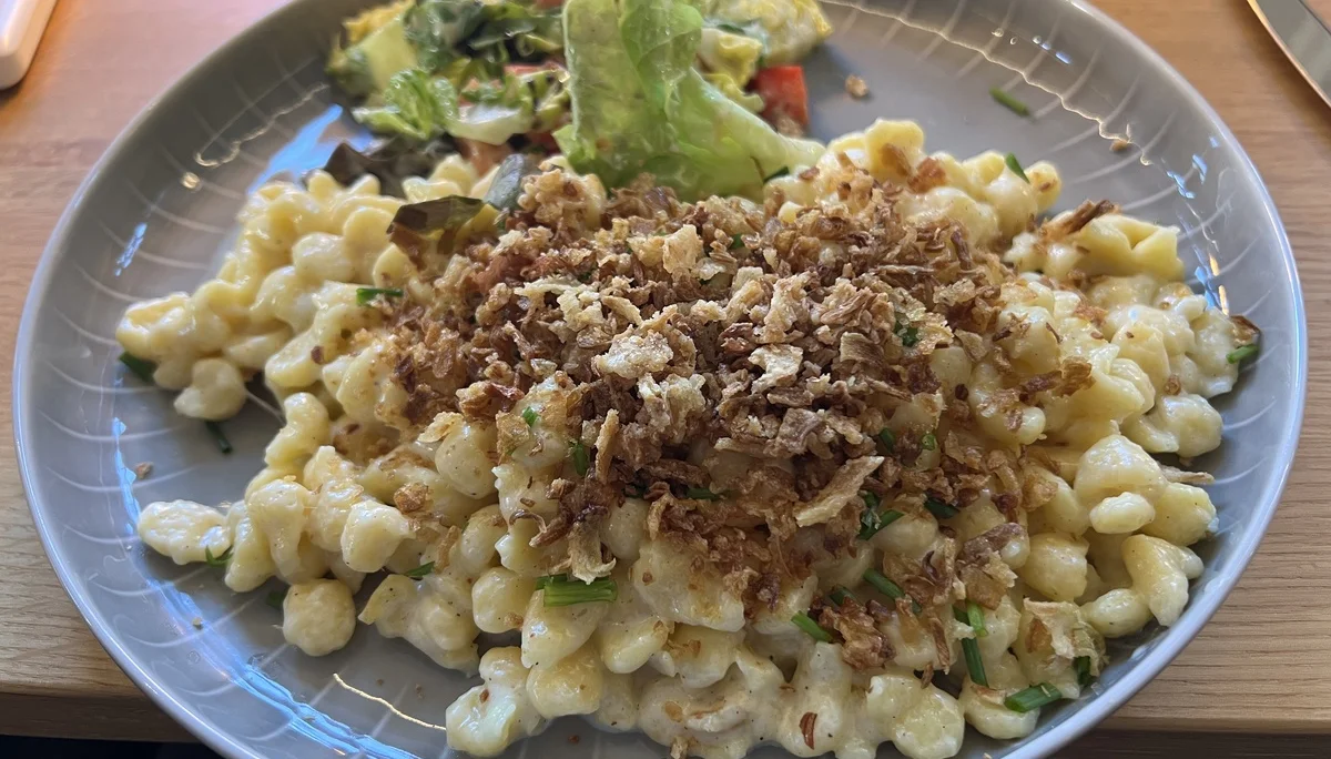 Allmannshofen - leckere Käsespätzle im Café Wohlgefühl | © DAV Augsburg Senioren