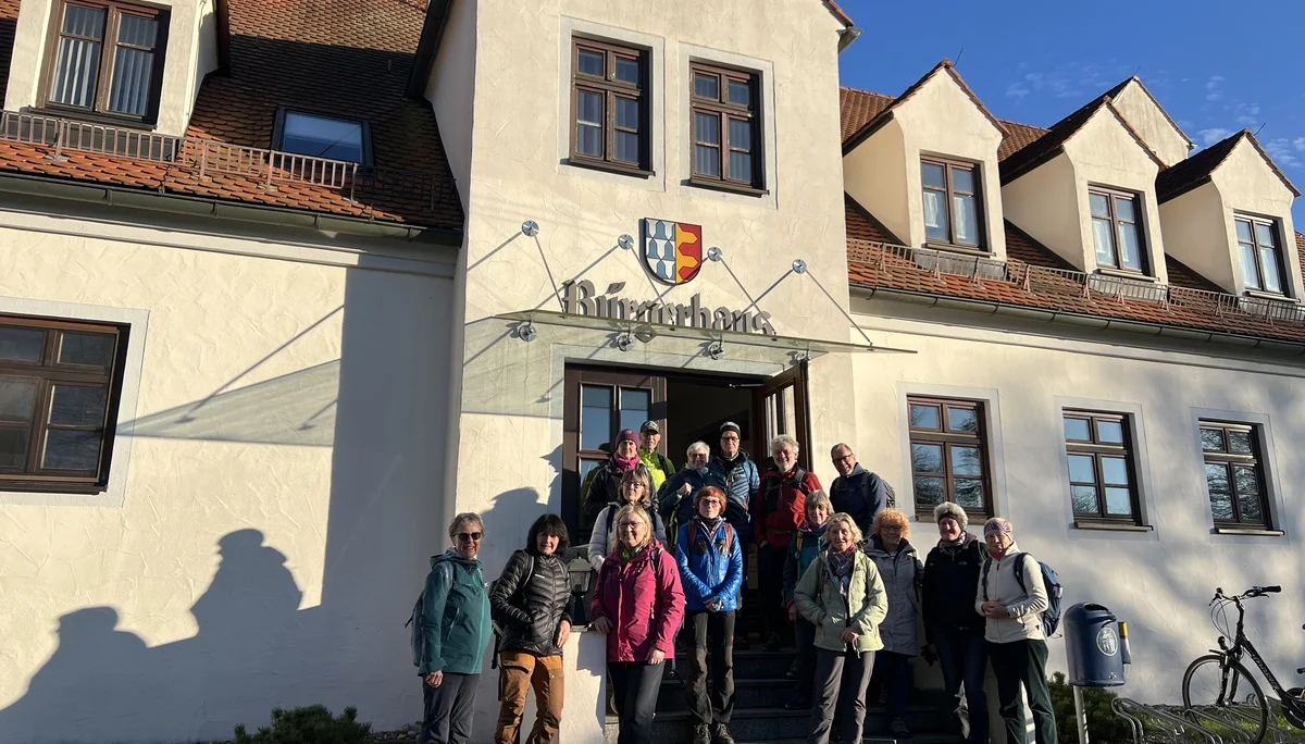 Allmannshofen - Gruppenbild vor dem Café Wohlgefühl | © DAV Augsburg Senioren