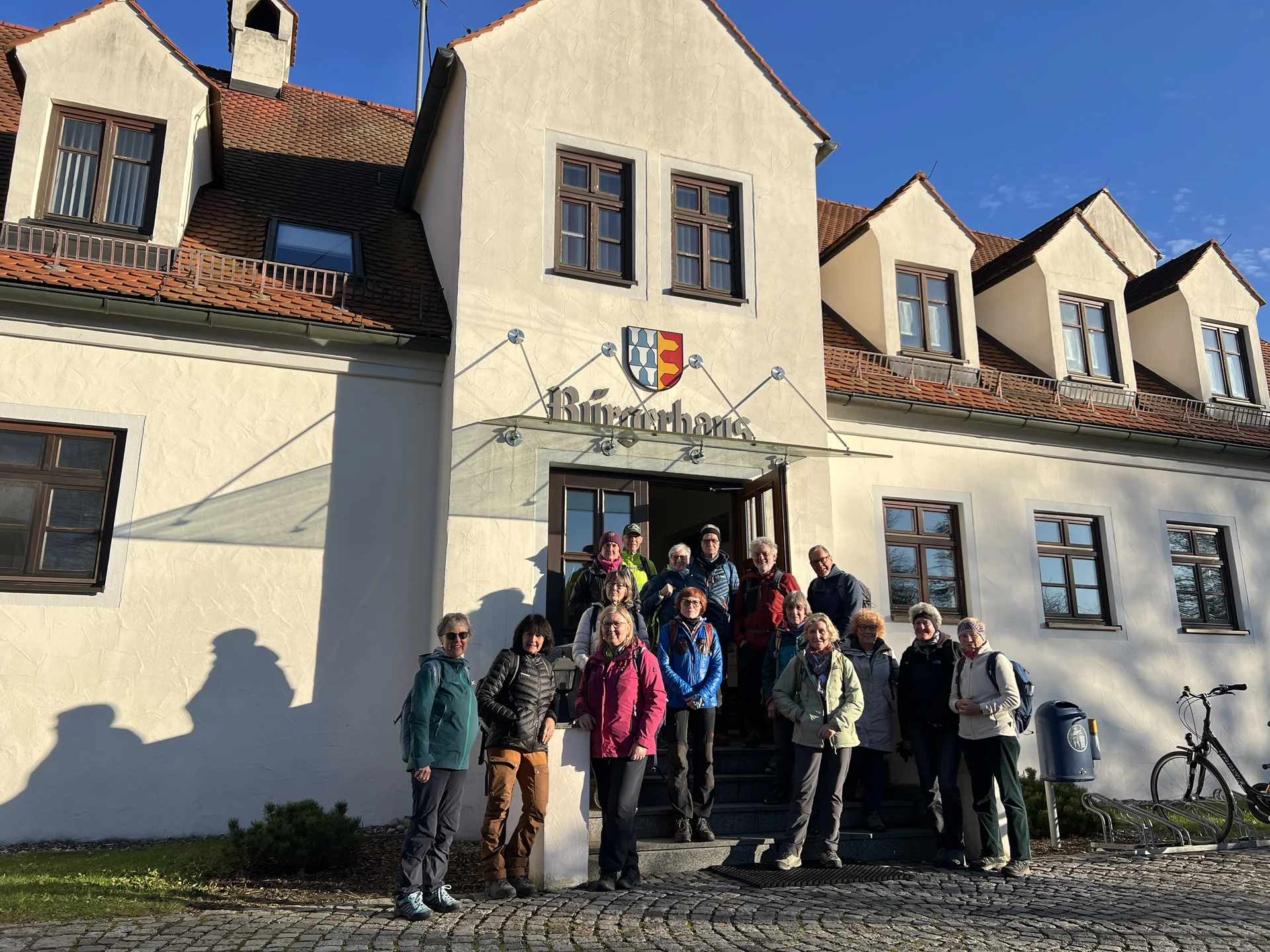 Allmannshofen - Gruppenbild vor dem Café Wohlgefühl | © DAV Augsburg Senioren
