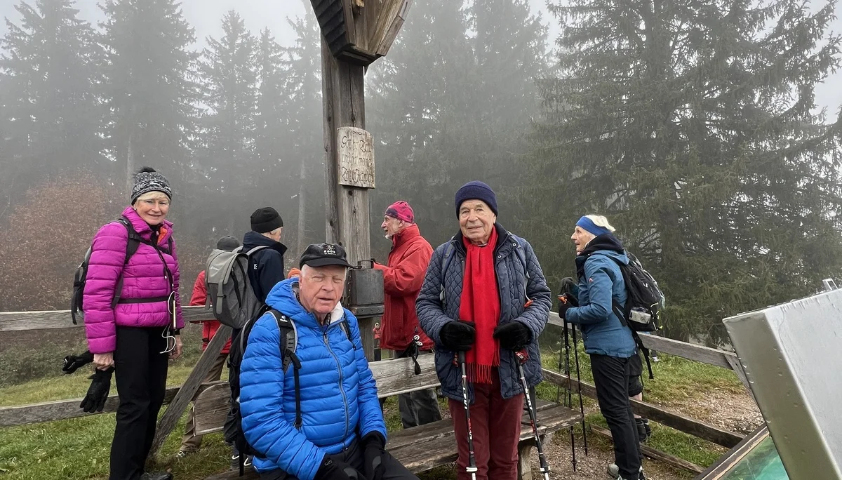 Teilnehmer*innen der Gruppe B genießen die Aussicht am Zwieselberg | © DAV Augsburg Senioren
