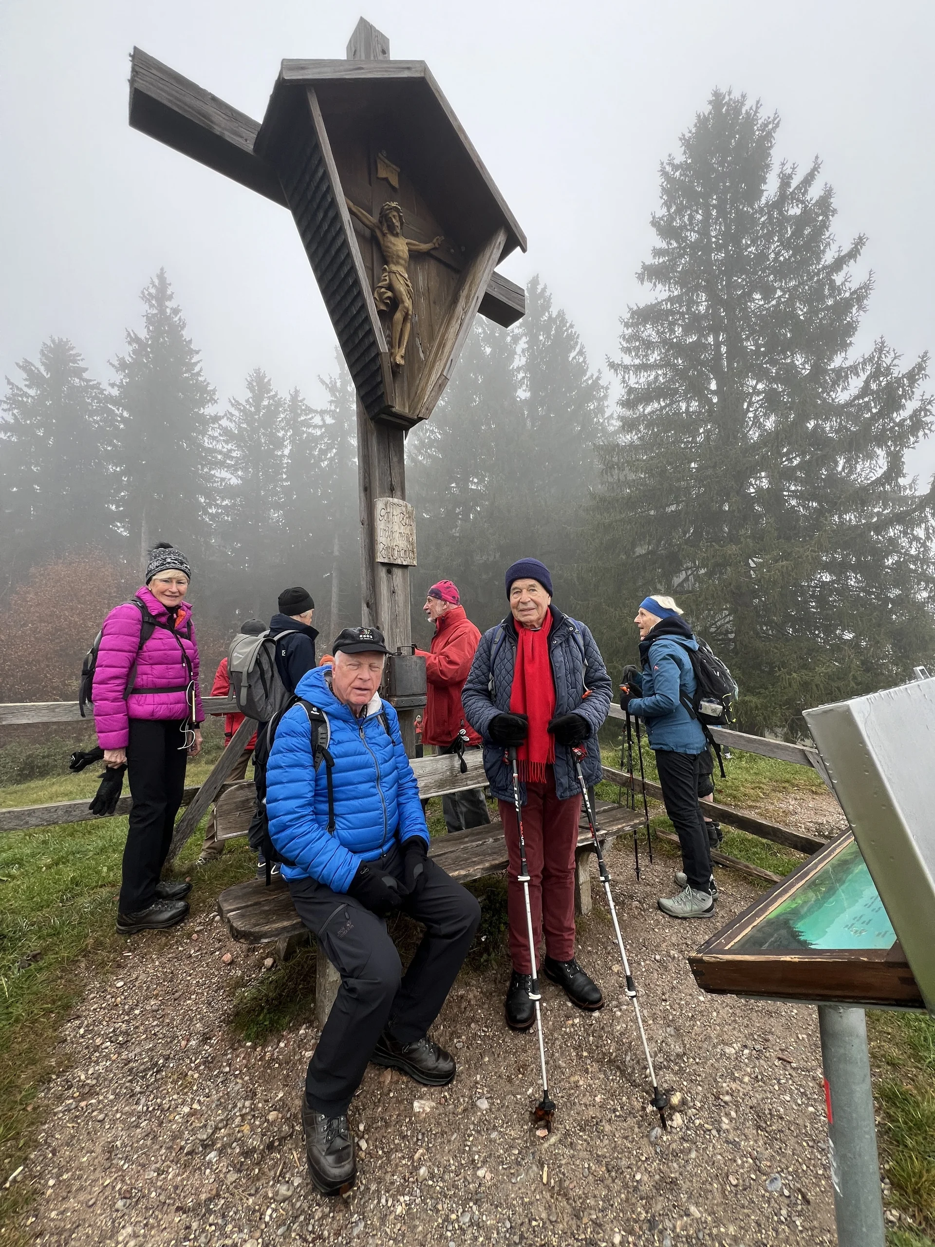 Teilnehmer*innen der Gruppe B genießen die Aussicht am Zwieselberg | © DAV Augsburg Senioren