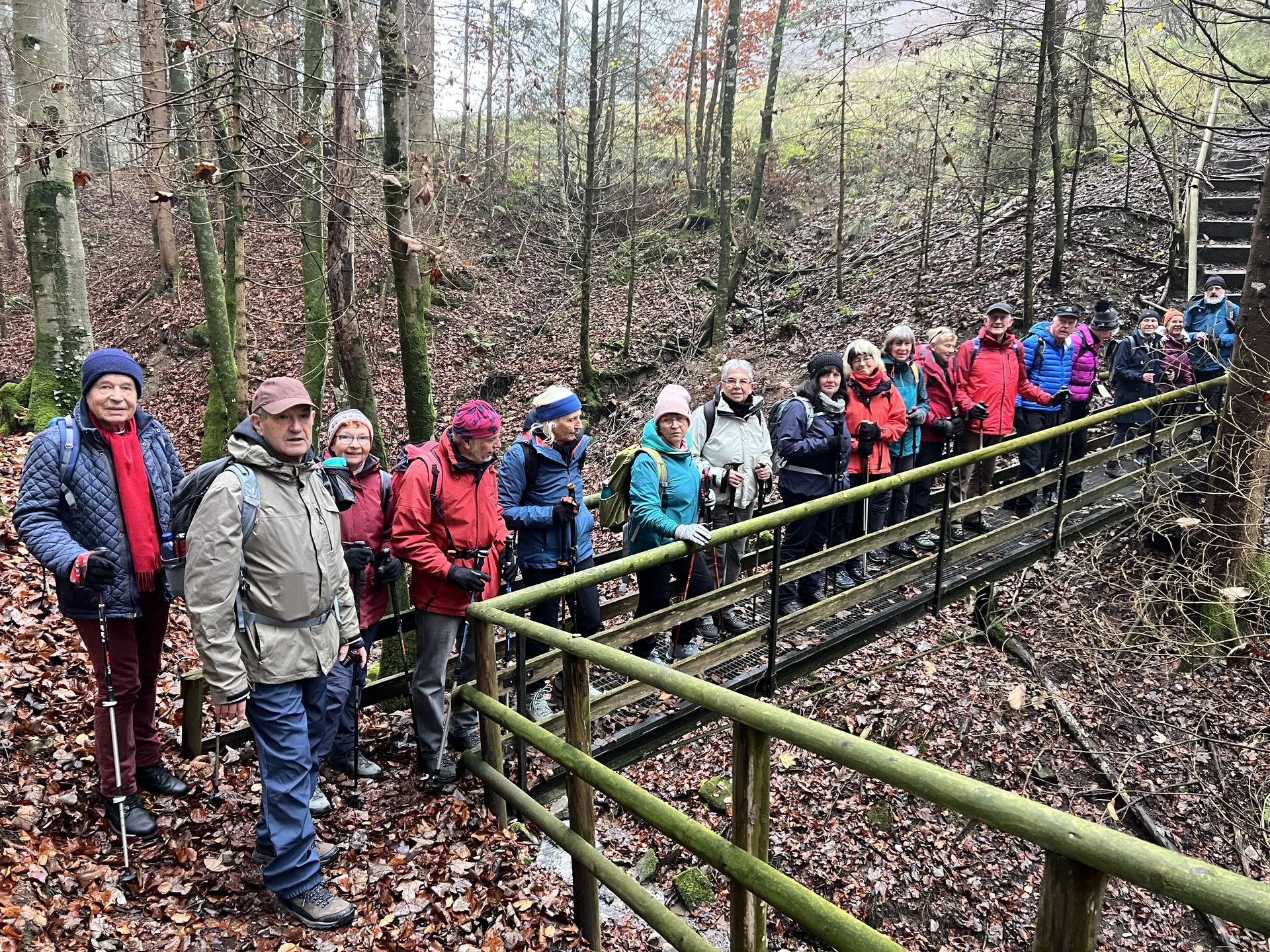 Gruppe B auf der Brücke über den Gruberbach | © DAV Augsburg Senioren