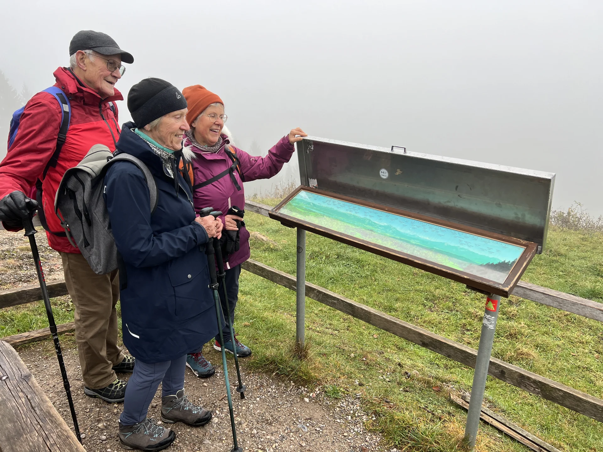 Teilnehmer*innen der Gruppe B genießen die Aussicht am Zwieselberg | © DAV Augsburg Senioren
