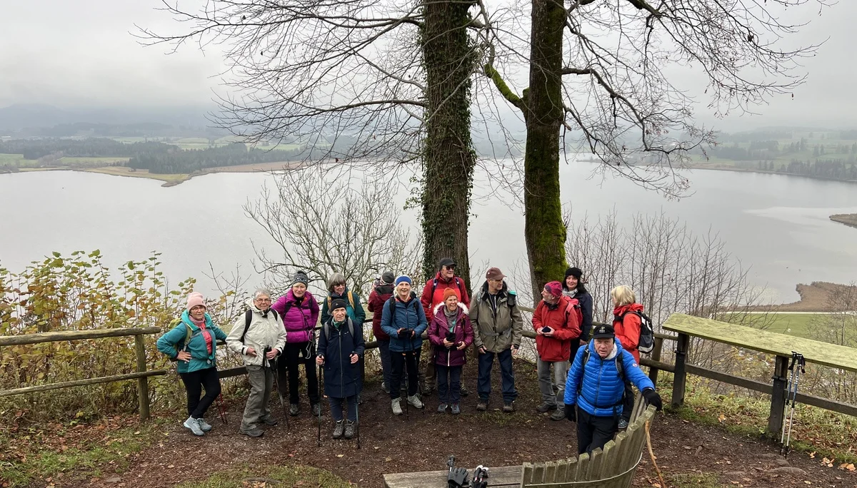 Gruppe B bei der Burgruine Hopfen mit Blick auf den Hopfensee | © DAV Augsburg Senioren