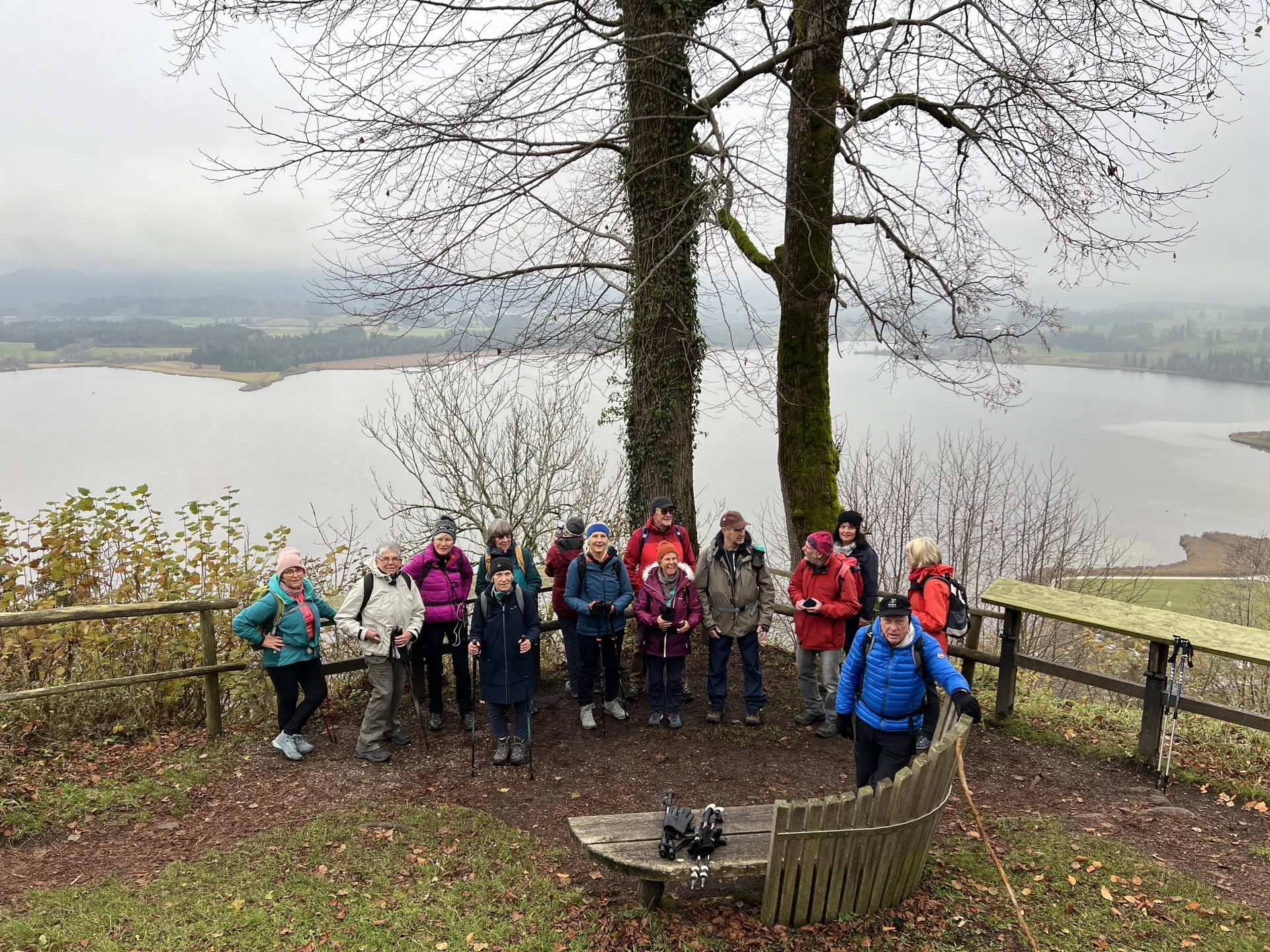 Gruppe B bei der Burgruine Hopfen mit Blick auf den Hopfensee | © DAV Augsburg Senioren