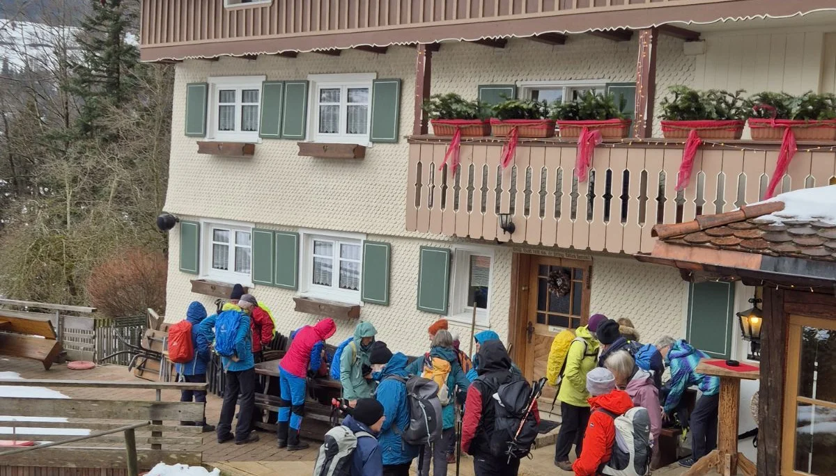 An der Gaststätte Zur Höll in Willis | © DAV Augsburg Senioren