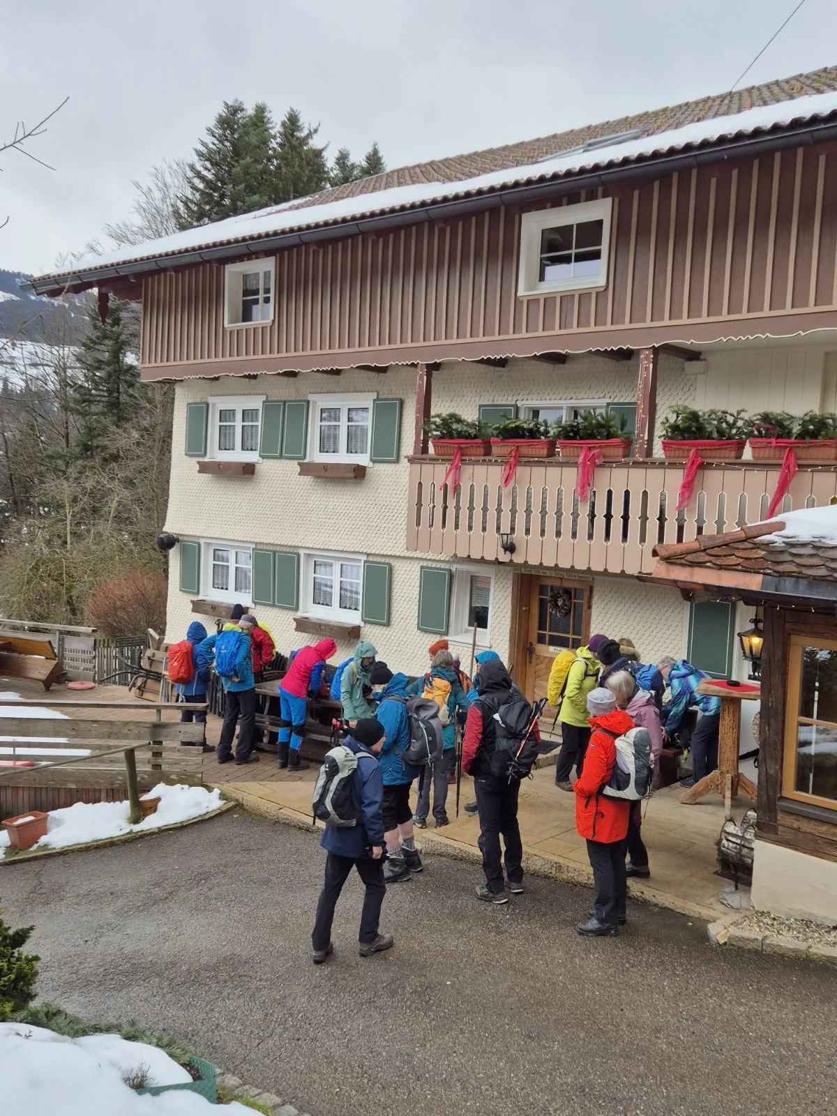 An der Gaststätte Zur Höll in Willis | © DAV Augsburg Senioren
