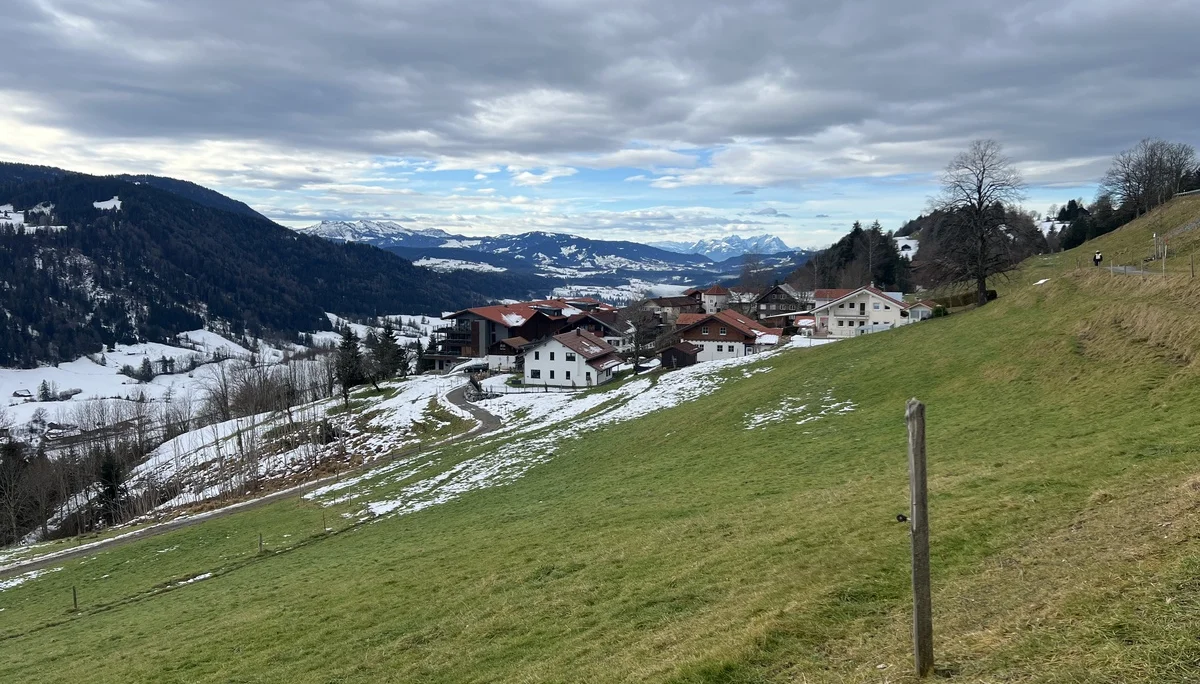 Bei Willis, Blick ins Weißachtal und auf die Vorlarlberger und Schweizer Alpen | © DAV Augsburg Senioren