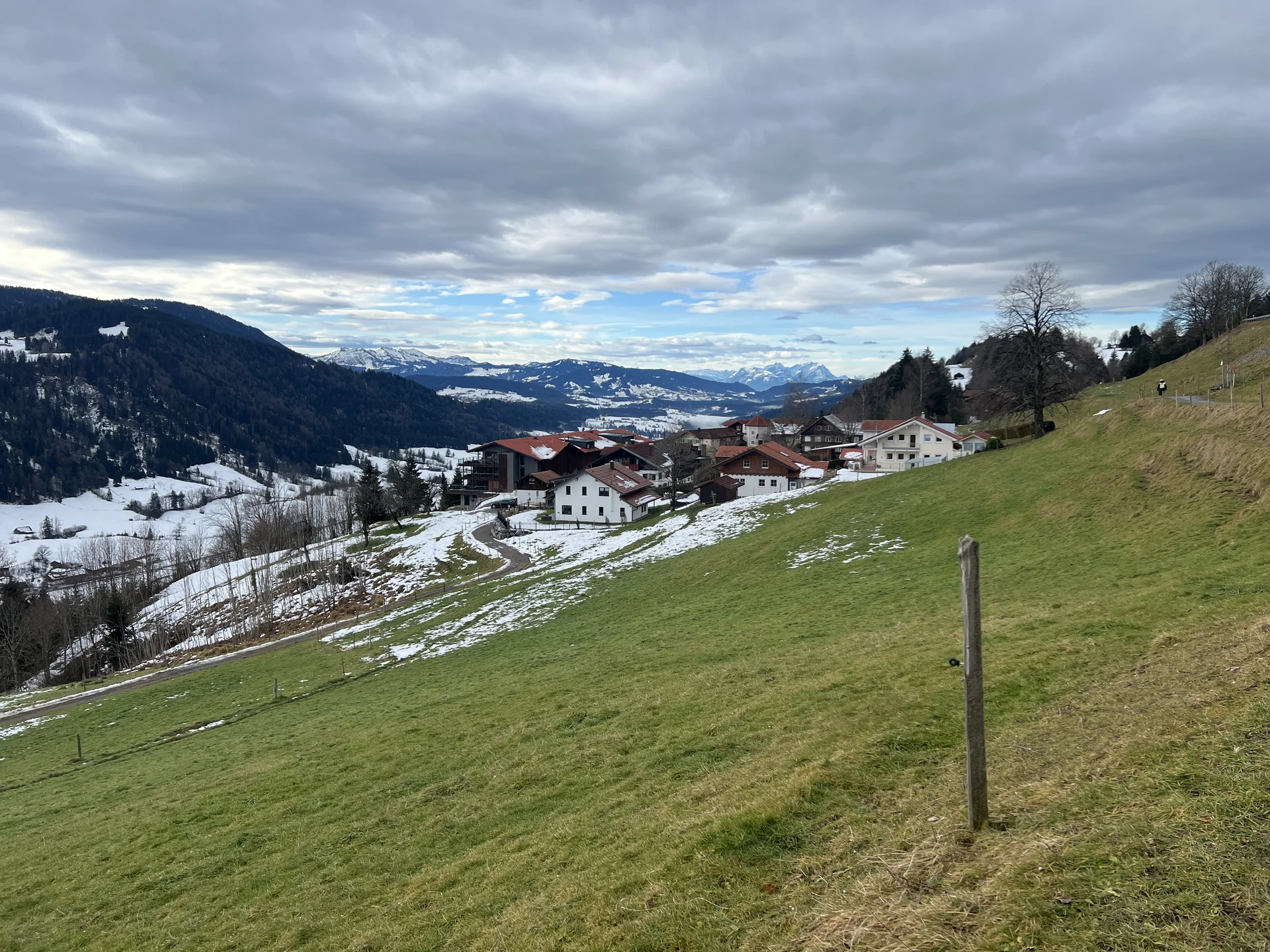 Bei Willis, Blick ins Weißachtal und auf die Vorlarlberger und Schweizer Alpen | © DAV Augsburg Senioren