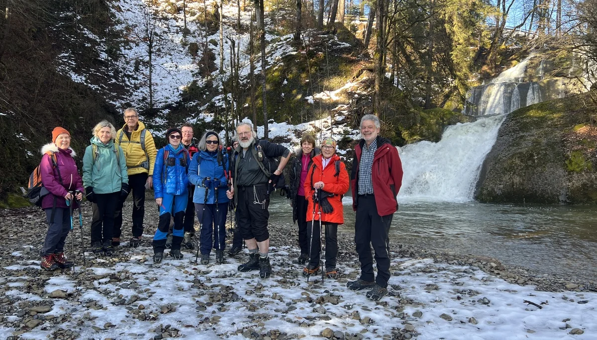 Ein Teil der Wandergruppe am Eibele-Wasserfall | © DAV Augsburg Senioren