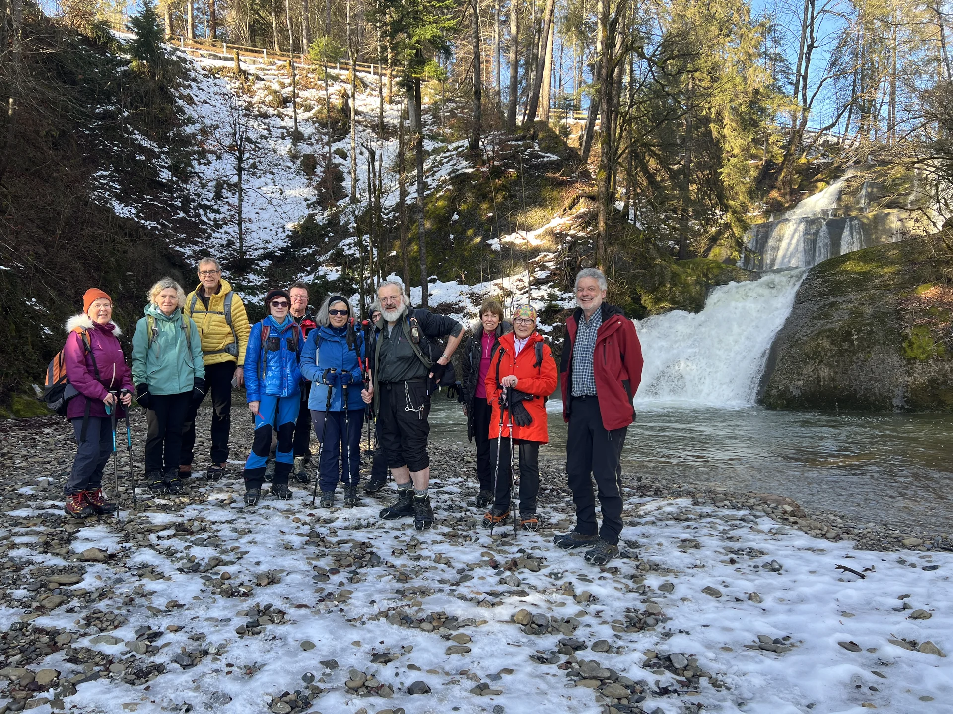 Ein Teil der Wandergruppe am Eibele-Wasserfall | © DAV Augsburg Senioren