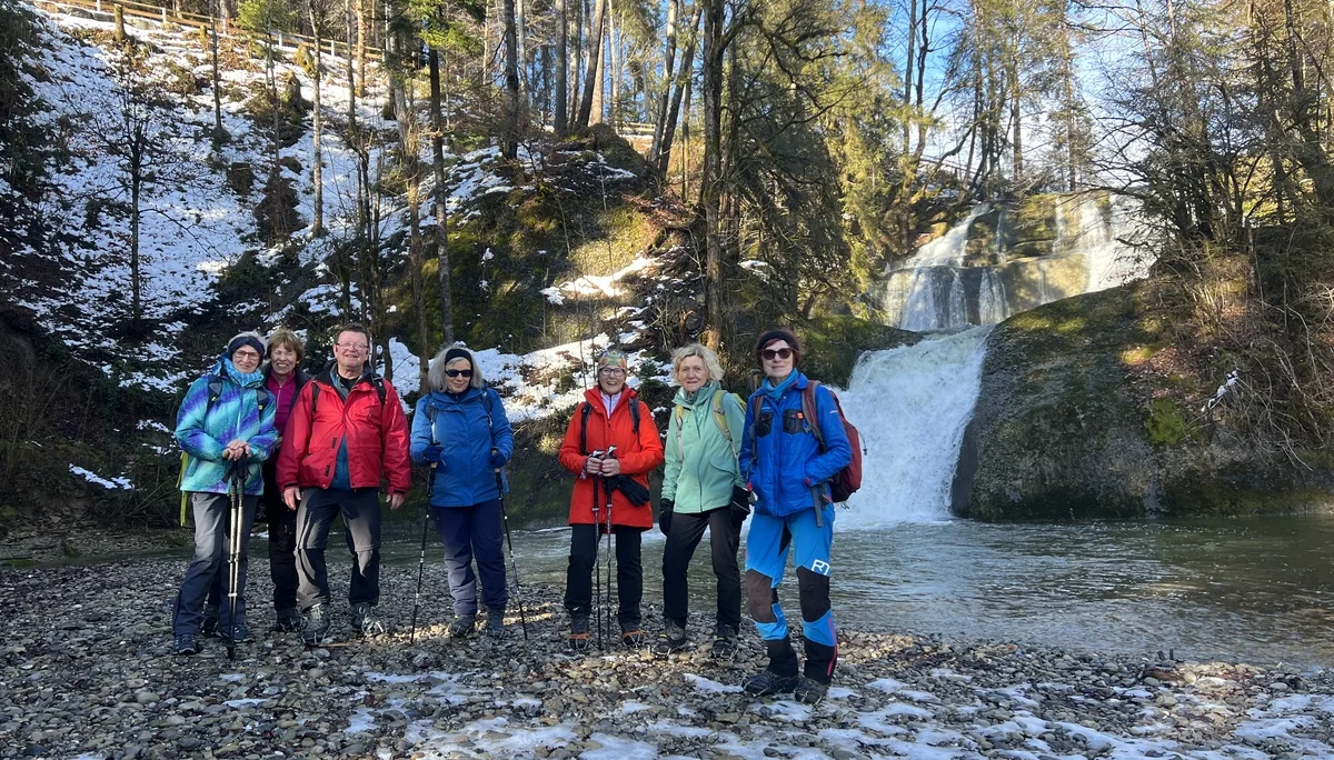 Ein Teil der Wandergruppe am Eibele-Wasserfall | © DAV Augsburg Senioren
