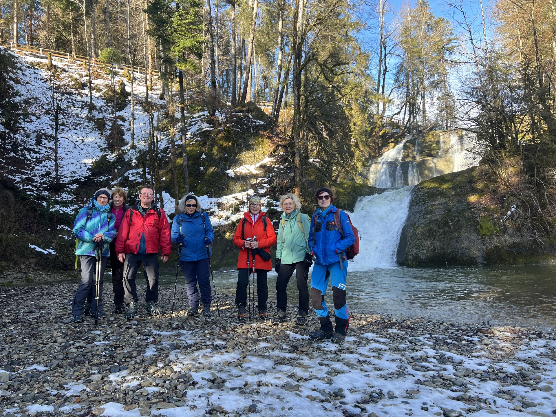 Ein Teil der Wandergruppe am Eibele-Wasserfall | © DAV Augsburg Senioren