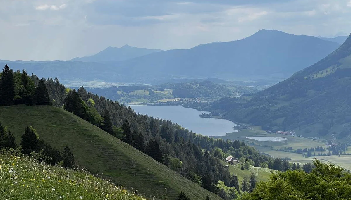 Auf der Salmaser Höhe (1.254 m) - im Hintergrund unser Ziel, der Alpsee | © DAV Augsburg Senioren