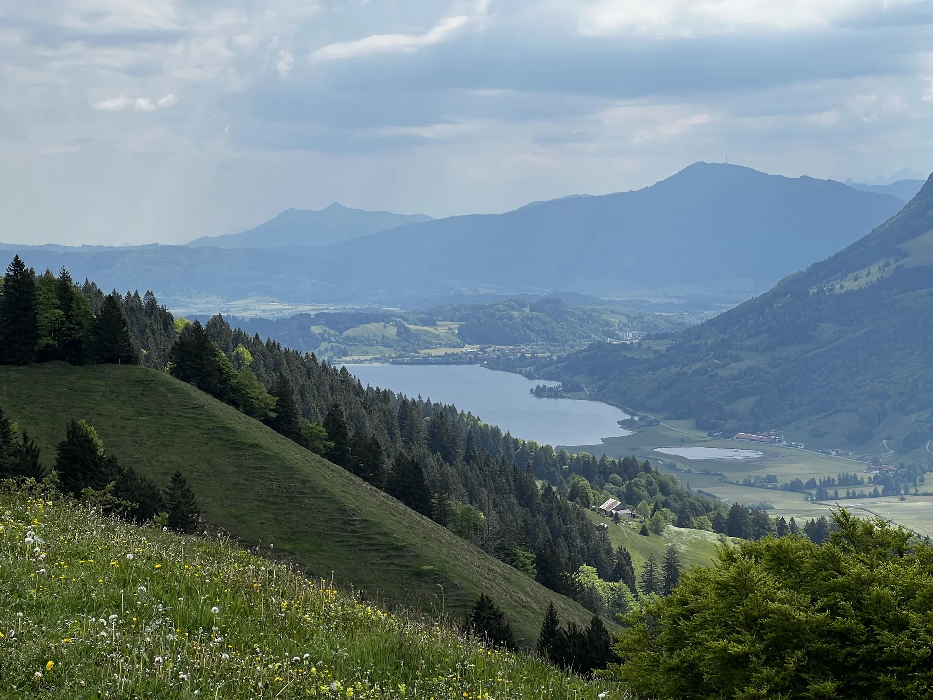 Auf der Salmaser Höhe (1.254 m) - im Hintergrund unser Ziel, der Alpsee | © DAV Augsburg Senioren