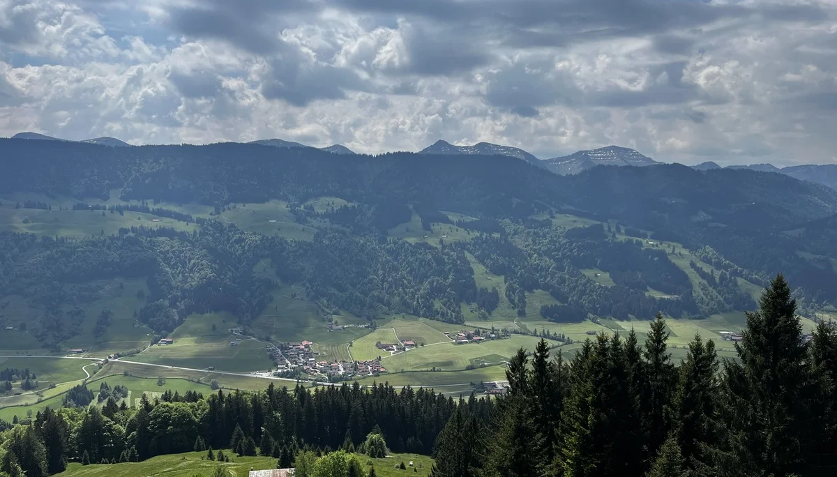 Von der Salmaser zur Thaler Höhe - am Aussichtspunkt Ochsenschache, Blick auf Schneidersalpe, Konstanzer (im Tal) und, im Hintergrund Prodelkamm | © DAV Augsburg Senioren