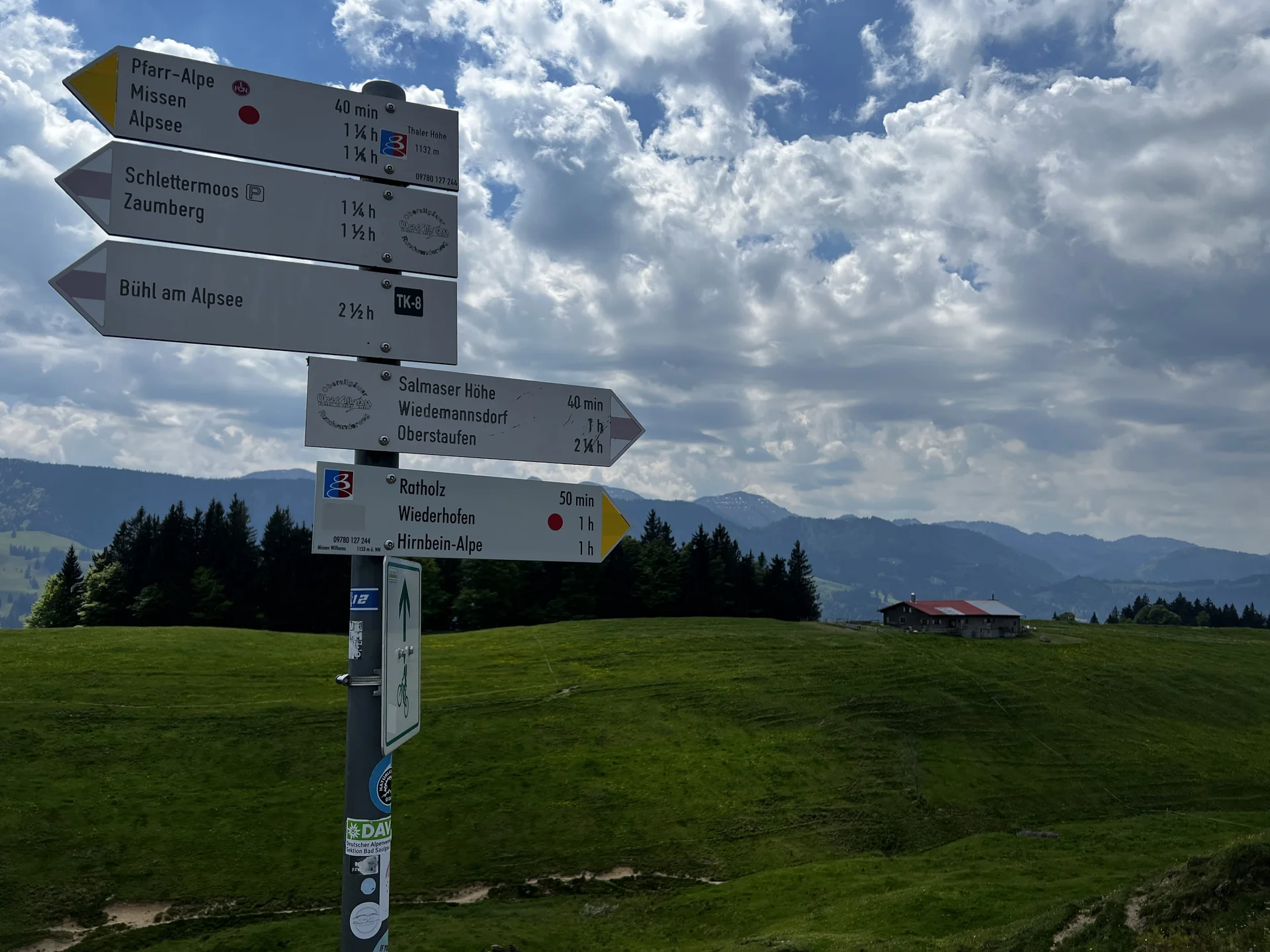 Wegweiser auf der Thaler Höhe (1.167 m), im Hintergrund die Neuschwand-Alpe | © DAV Augsburg Senioren