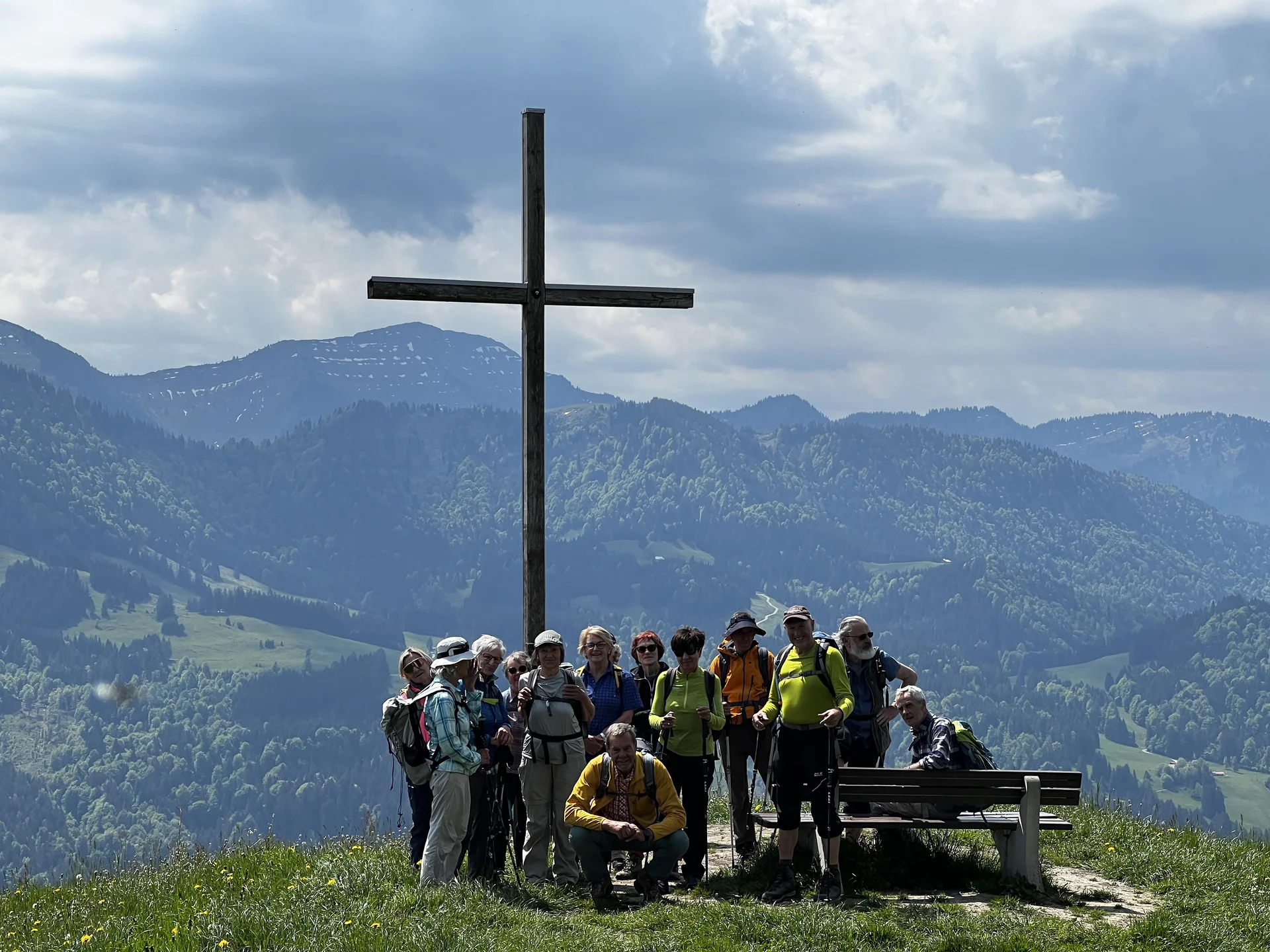 Von der Salmaser zur Thaler Höhe - am Aussichtspunkt Ochsenschache, Blick auf Konstanzer Tal und im Hintergrund Prodelkamm und Nagelfluhkette | © DAV Augsburg Senioren