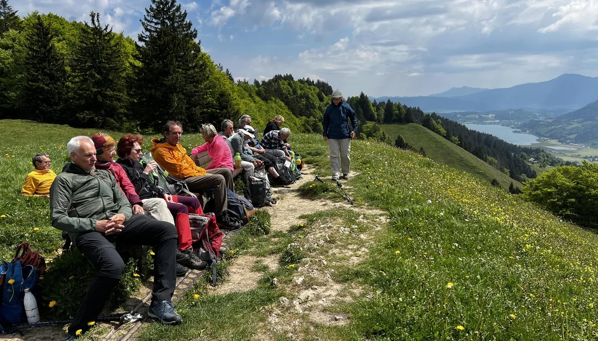 Auf der Salmaser Höhe (1.254 m) - verdiente Rast, im Hintergrund unser Ziel, der Alpsee | © DAV Augsburg Senioren