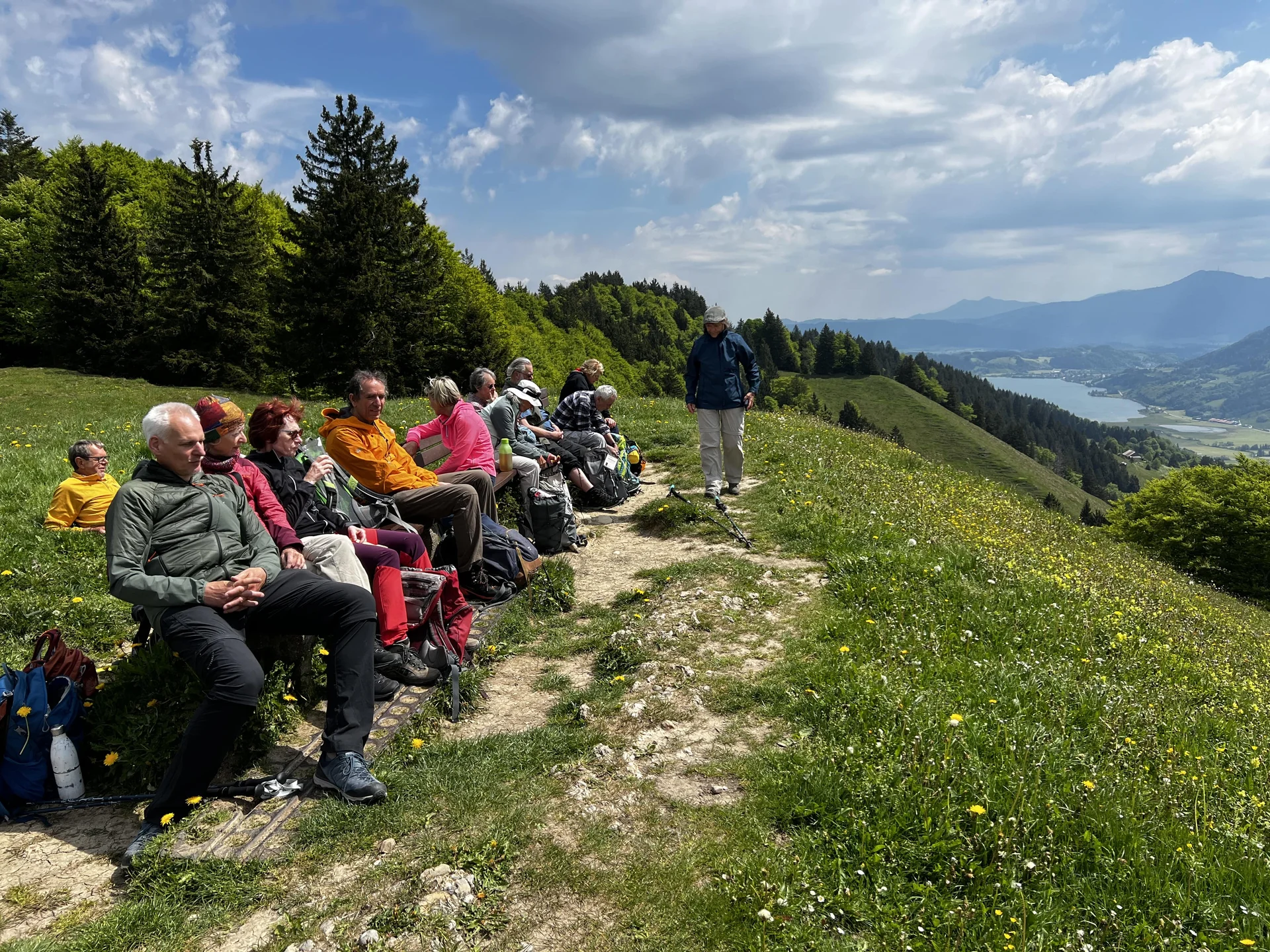 Auf der Salmaser Höhe (1.254 m) - verdiente Rast, im Hintergrund unser Ziel, der Alpsee | © DAV Augsburg Senioren