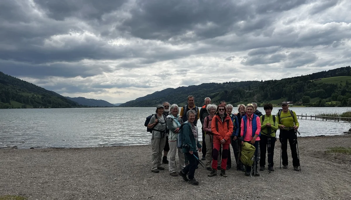 Gruppenfoto am Alpsee mit Blick auf den Höhenzug von Salmaser und Thaler Höhe | © DAV Augsburg Senioren
