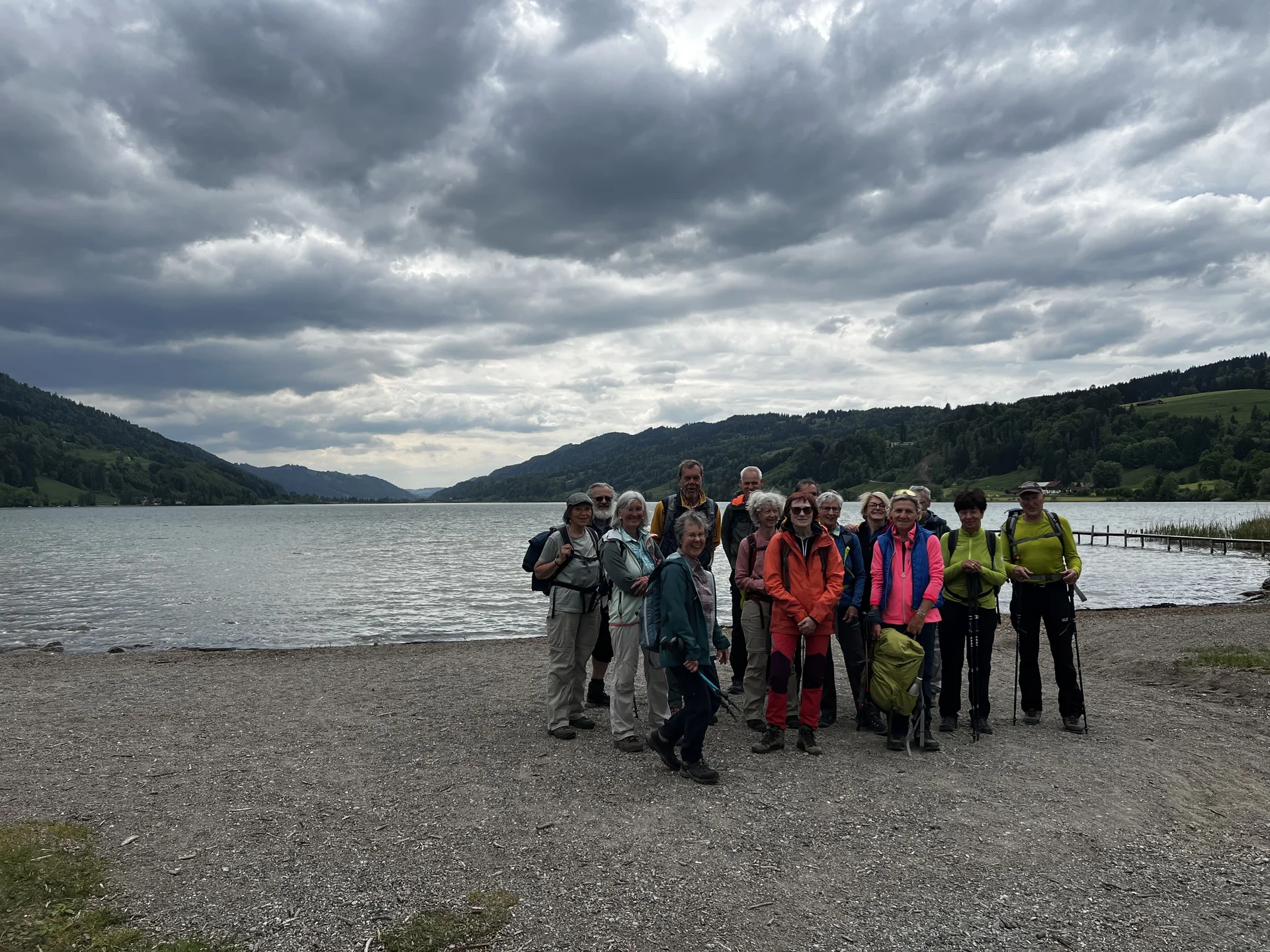 Gruppenfoto am Alpsee mit Blick auf den Höhenzug von Salmaser und Thaler Höhe | © DAV Augsburg Senioren