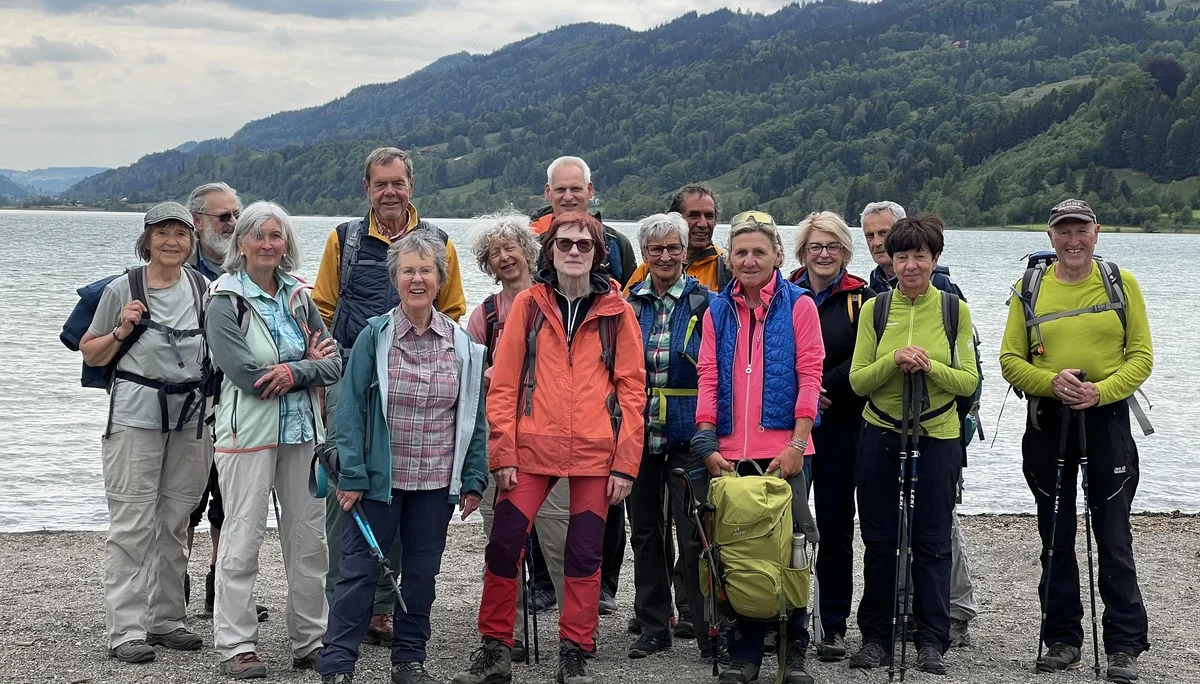 Gruppenfoto am Alpsee mit Blick auf den Höhenzug von Salmaser und Thaler Höhe | © DAV Augsburg Senioren
