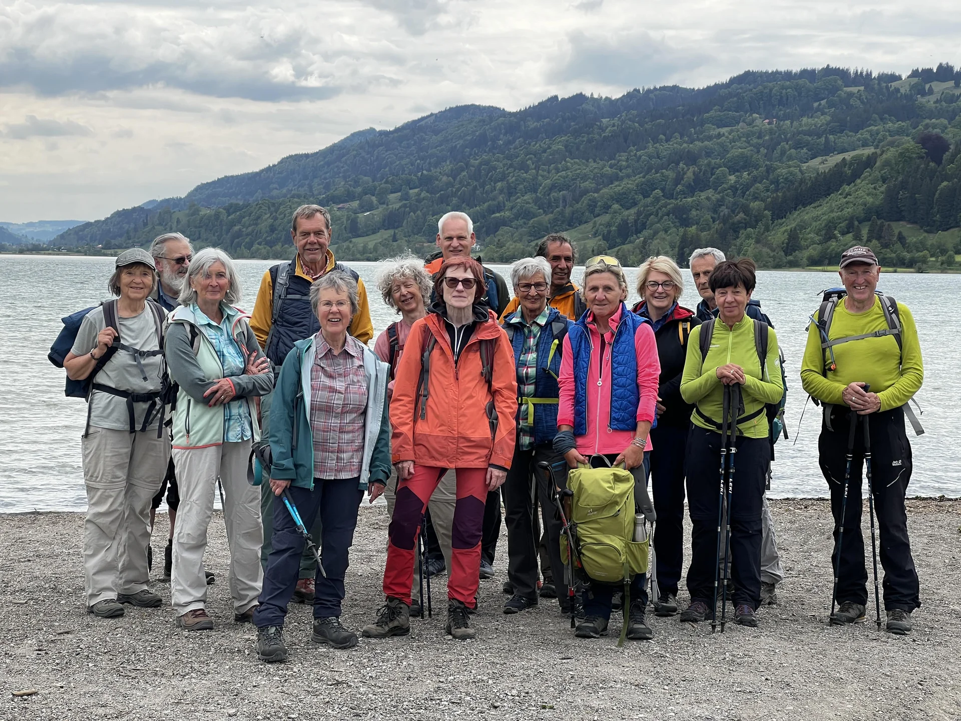 Gruppenfoto am Alpsee mit Blick auf den Höhenzug von Salmaser und Thaler Höhe | © DAV Augsburg Senioren