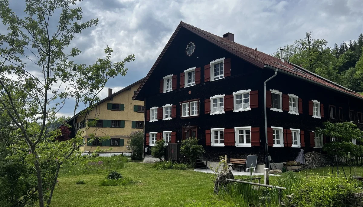 Abstieg von der Siedelalpe nach Bühl am Alpsee - alte Bauernhäuser in Zaumberg | © DAV Augsburg Senioren