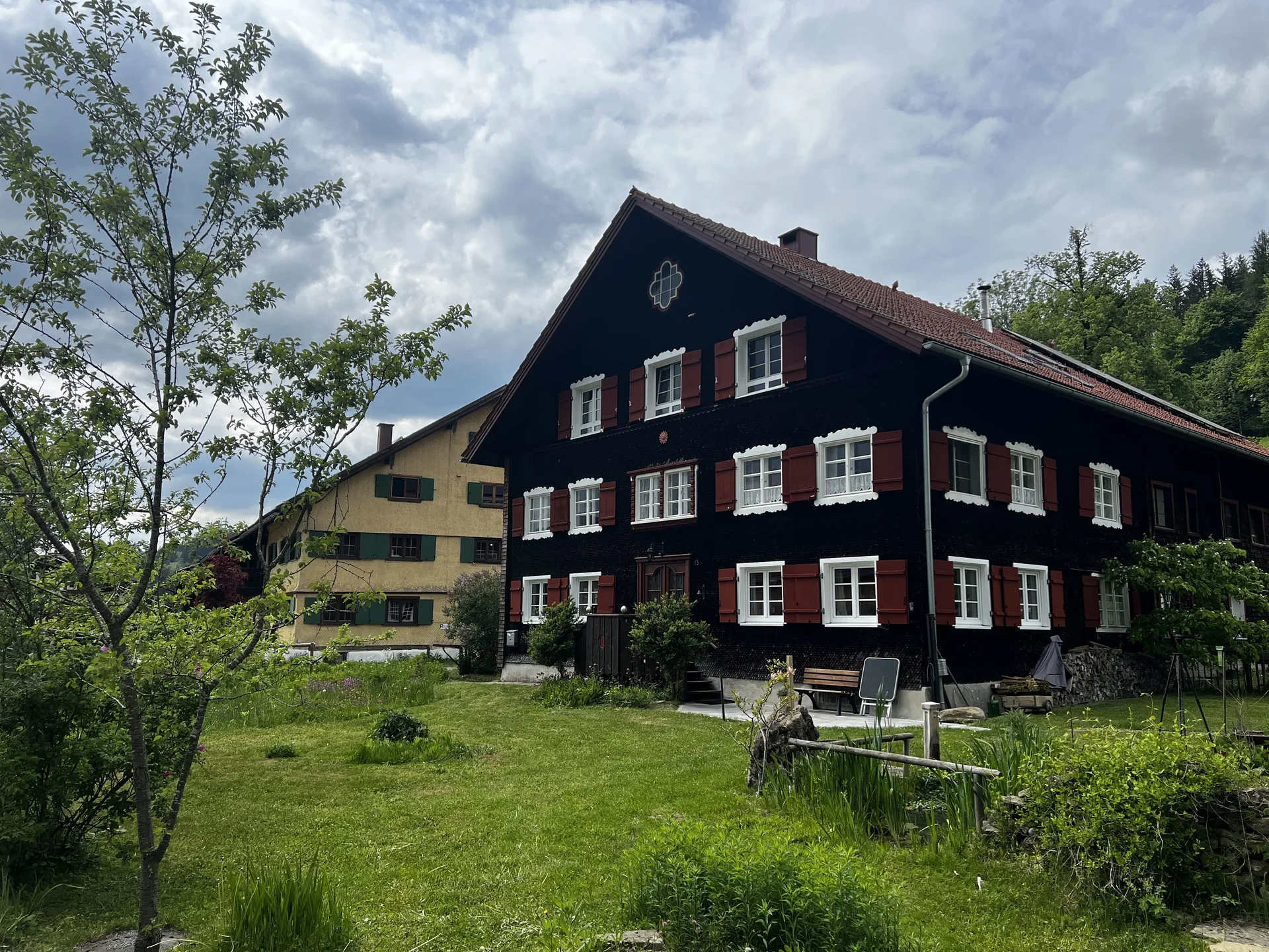 Abstieg von der Siedelalpe nach Bühl am Alpsee - alte Bauernhäuser in Zaumberg | © DAV Augsburg Senioren