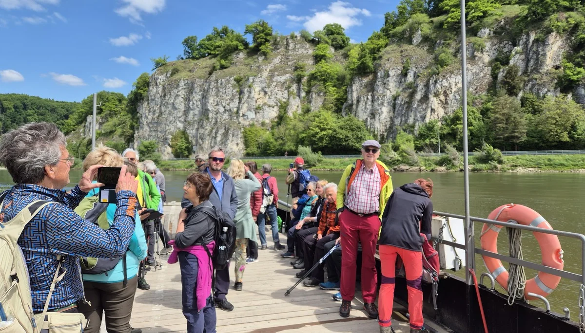 mit der Autofähre überqueren wir die Donau - Kopie | © DAV Augsburg Senioren
