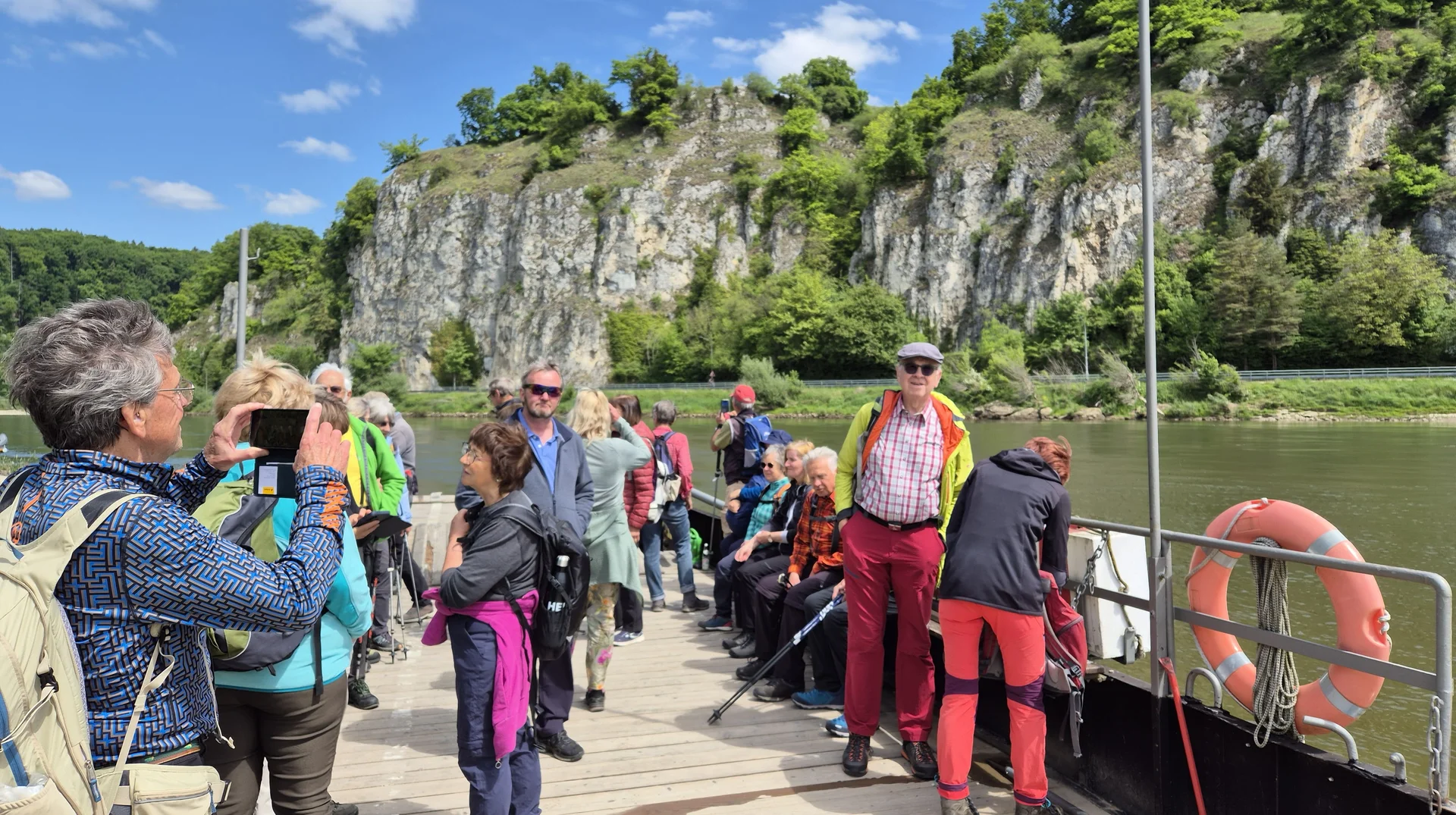 mit der Autofähre überqueren wir die Donau - Kopie | © DAV Augsburg Senioren