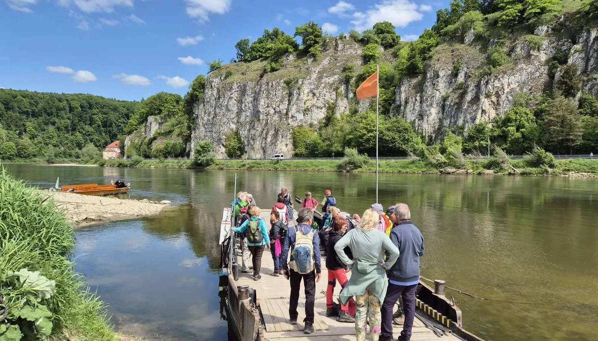 mit der Autofähre überqueren wir die Donau | © DAV Augsburg Senioren