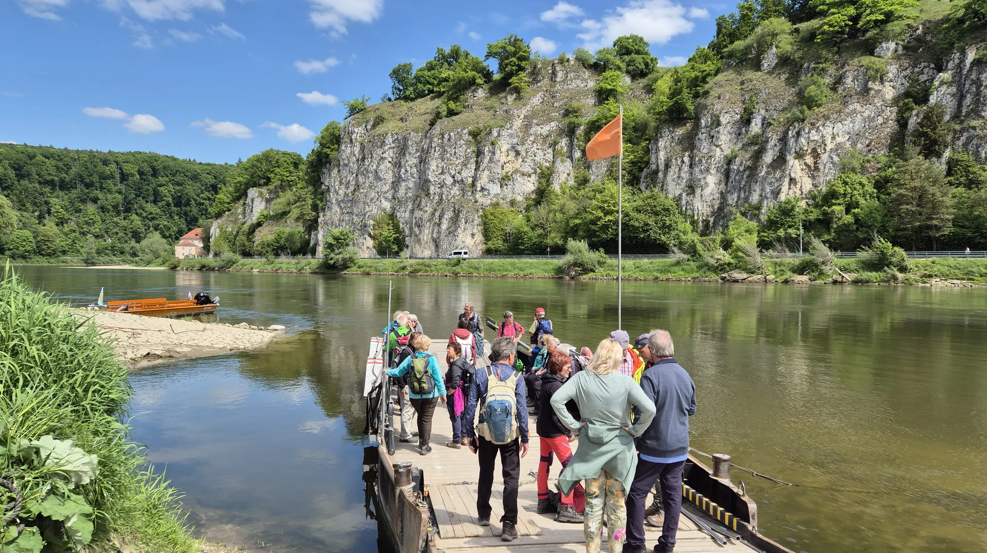 mit der Autofähre überqueren wir die Donau | © DAV Augsburg Senioren