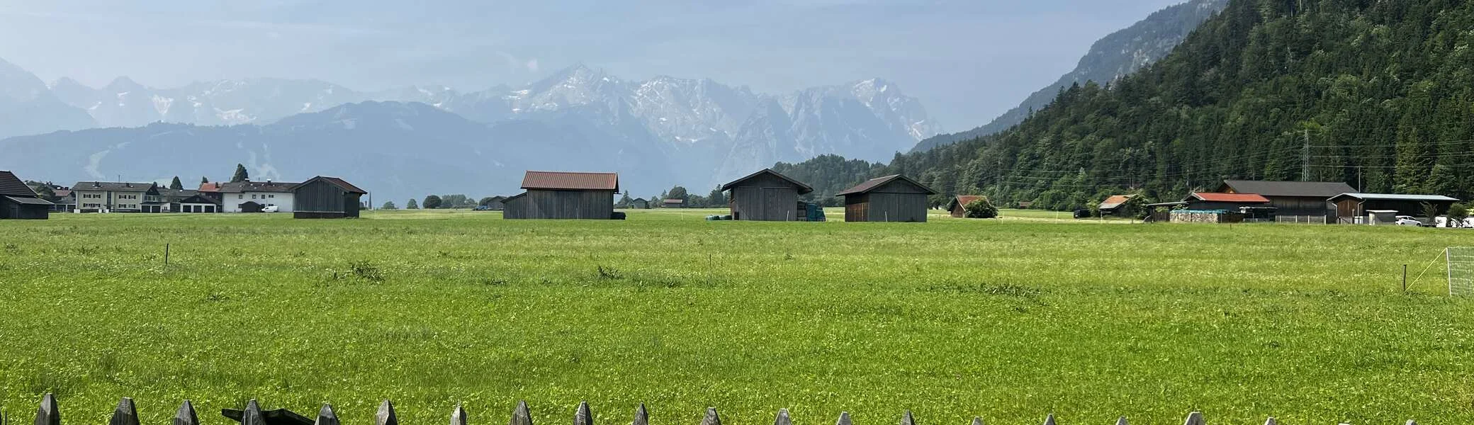 Farchant - Blick vom Spielleitenweg auf das Wettersteinmassiv im Dunst | © DAV Augsburg Senioren