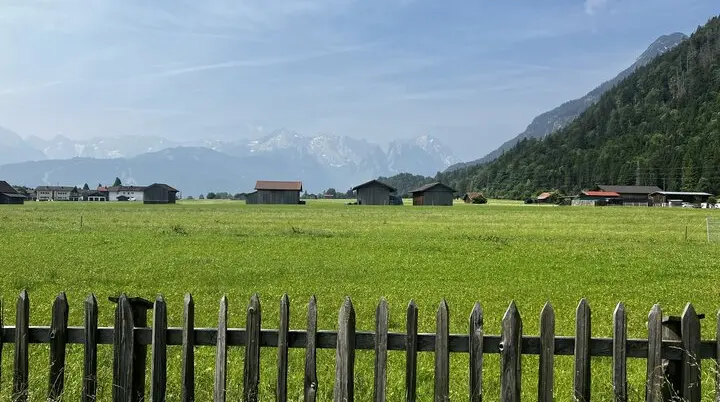 Farchant - Blick vom Spielleitenweg auf das Wettersteinmassiv im Dunst | © DAV Augsburg Senioren