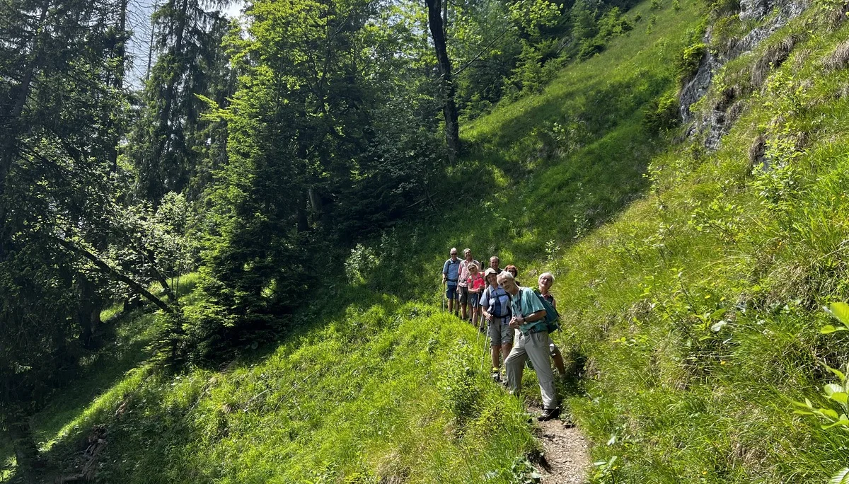 Abstieg auf schmalem Pfad vom Giessenbachsattel nach Farchant | © DAV Augsburg Senioren