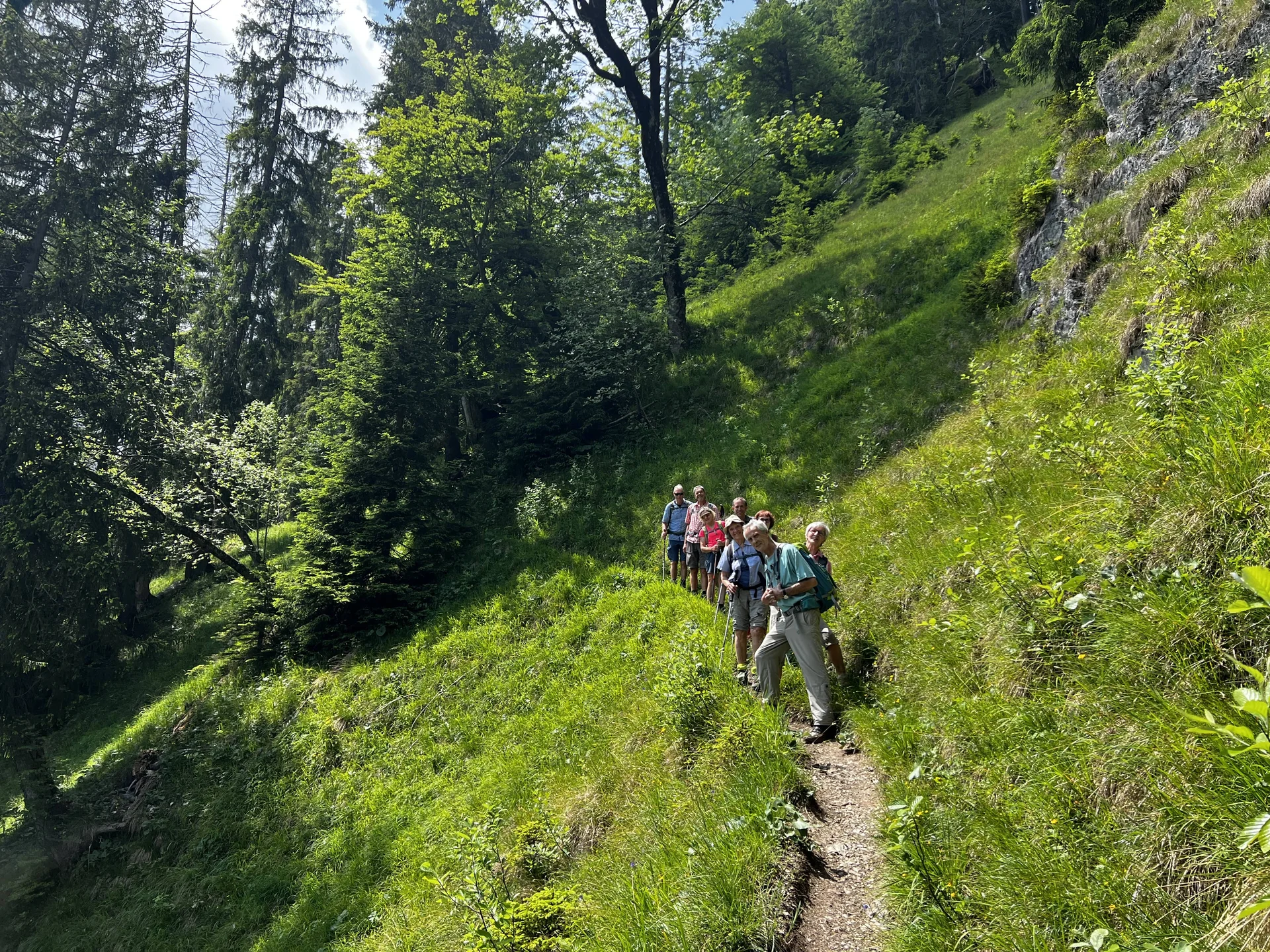 Abstieg auf schmalem Pfad vom Giessenbachsattel nach Farchant | © DAV Augsburg Senioren