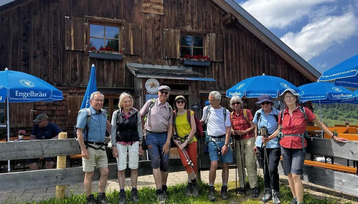 Nach der Stärkung  - die Gruppe vor der Höllritzer Alpe | © DAV Augsburg Senioren