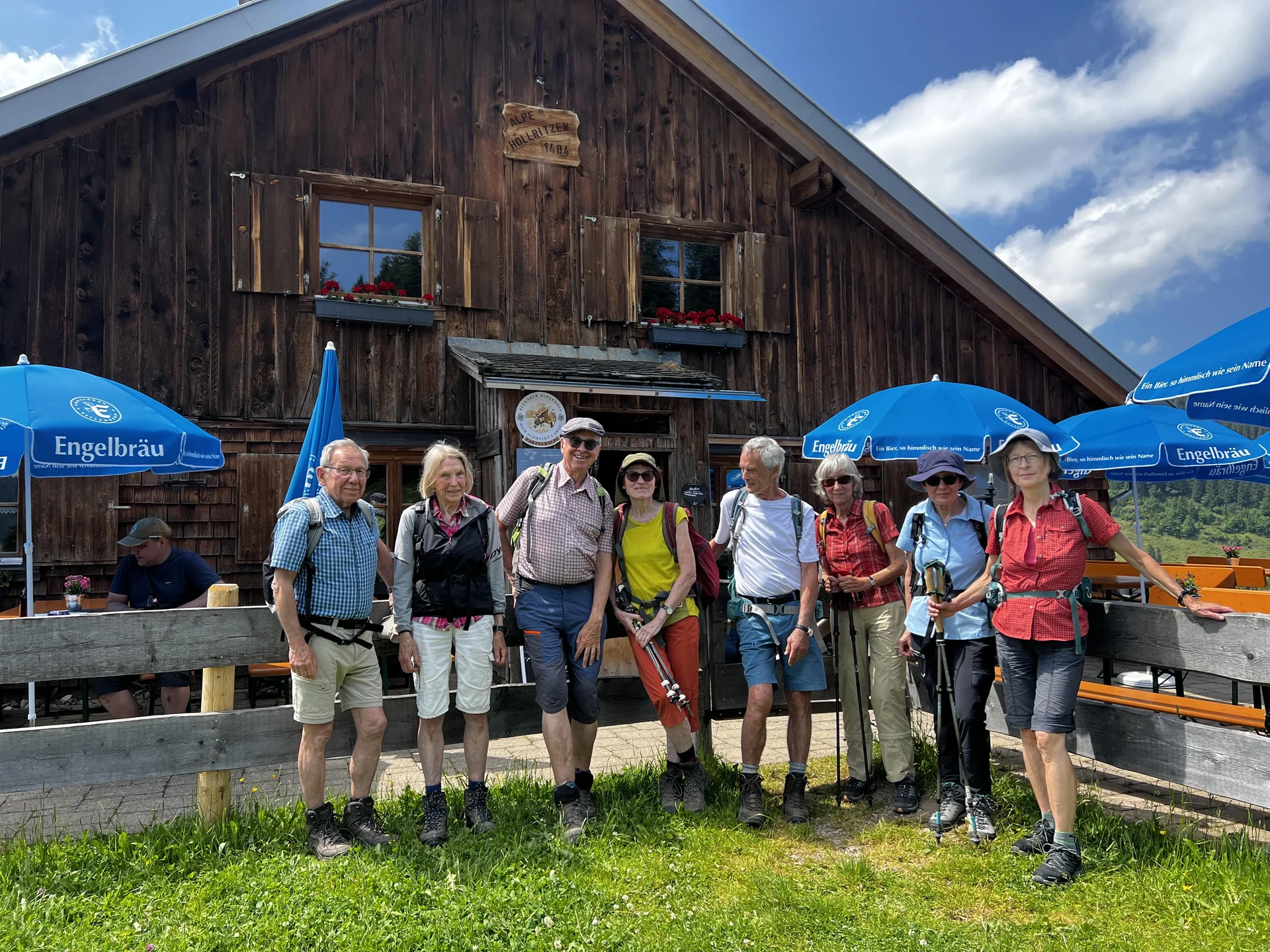 Nach der Stärkung  - die Gruppe vor der Höllritzer Alpe | © DAV Augsburg Senioren